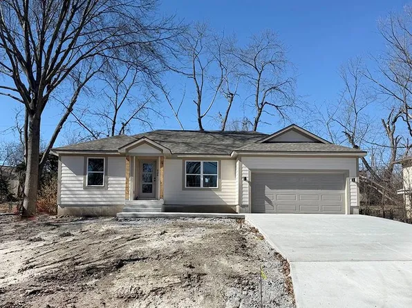 626 NW Village Dr, Lees Summit, MO 64063