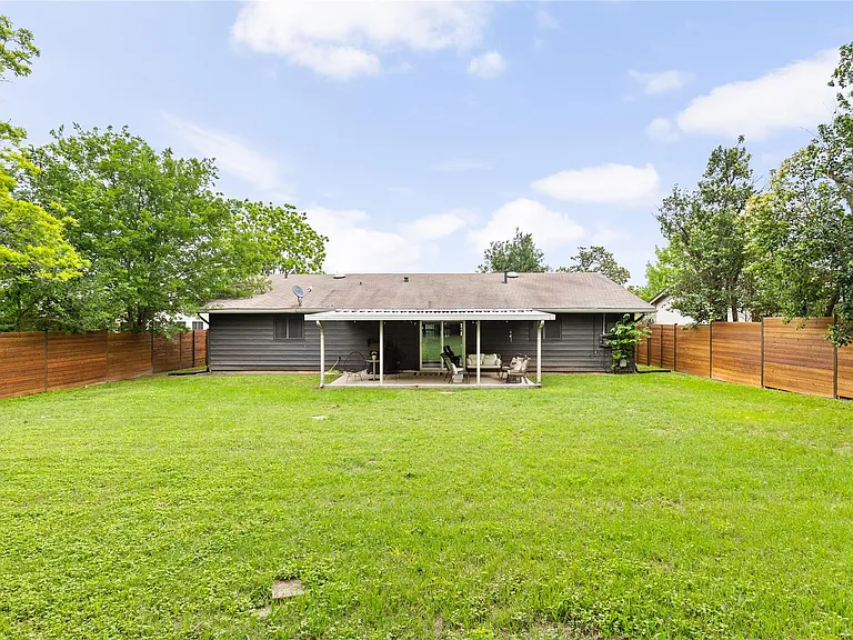 8704 Clarewood Dr — Photo 12