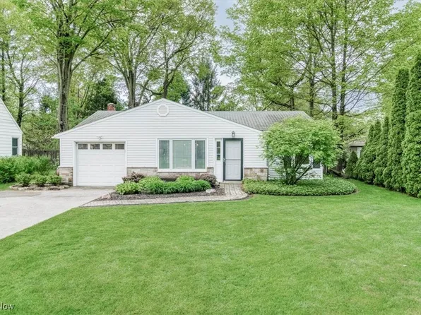 302 Hazelwood Dr, Chagrin Falls, OH 44022