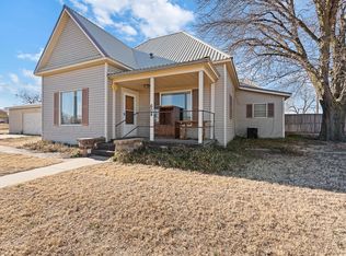 604 E 4th St, Clarendon, TX 79226