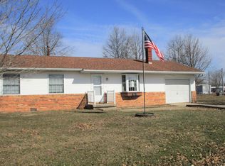 1040 W 5th St, Flora, IL 62839