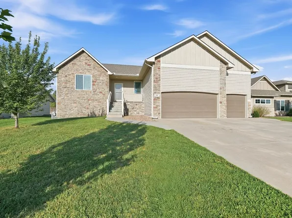 965 N Cedar Brook Cir, Mulvane, KS 67110