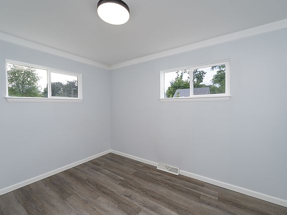 4th image of 966 E Barrett Ave