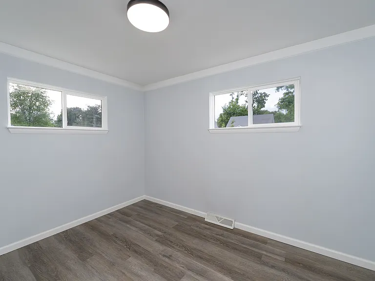966 E Barrett Ave — Photo 4
