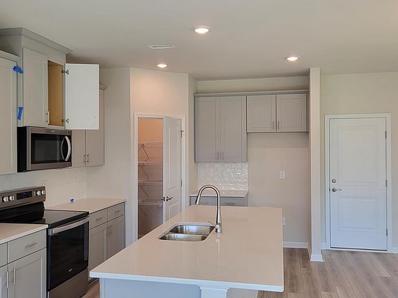 3rd image of 915 Field Ivy Dr