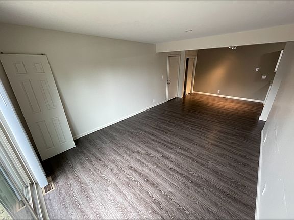4th image of 101 Surrey Ct #2