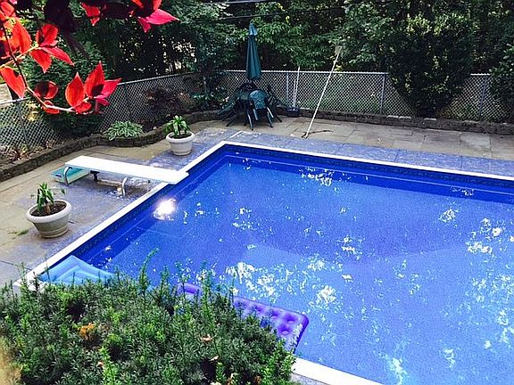 4th image of 18 Morewood Dr