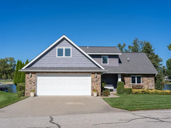 1067 Crown Point Dr, Weidman, MI 48893