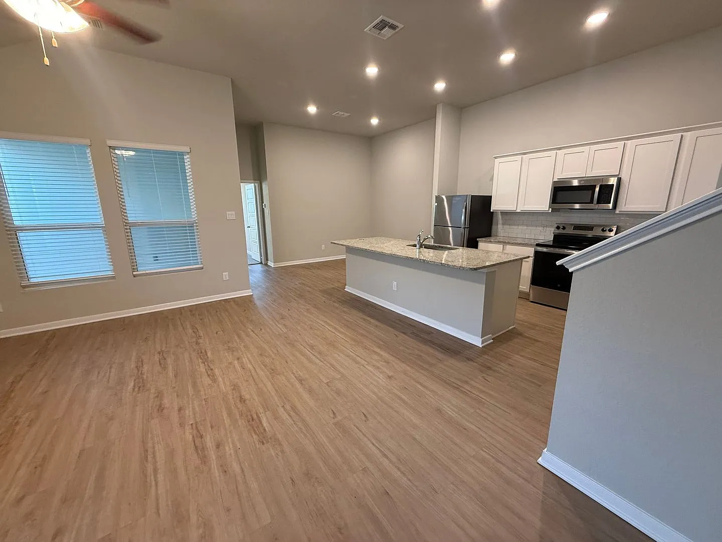 Available Now! Spacious 4-Bedroom Townhome with Granite Kitchen, Covered Patio & Large Yard-Amand... — Photo 4