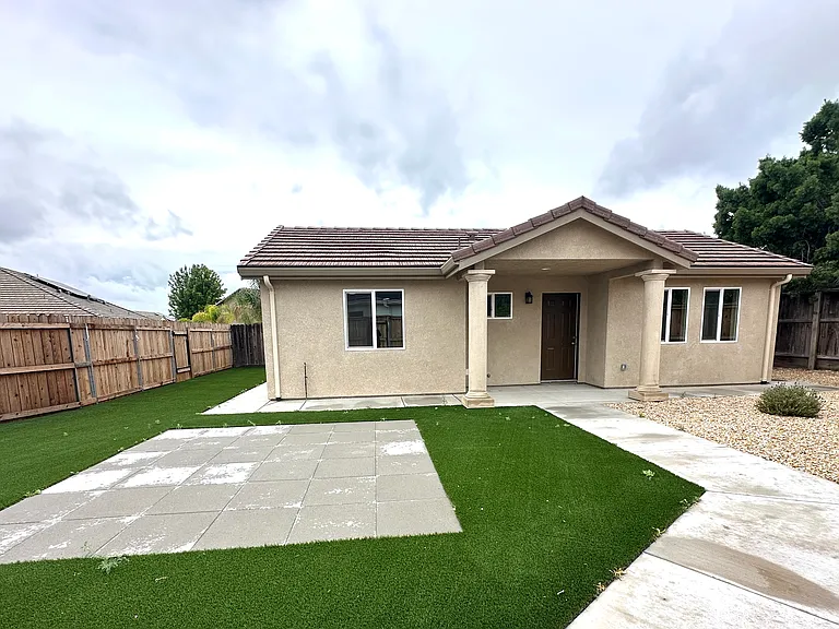 404 Albrecht St — Photo 3