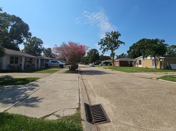 633 Willowbrook Dr, Gretna, LA 70056
