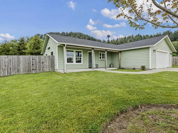 240 Longiflorum Ln, Smith River, CA 95567