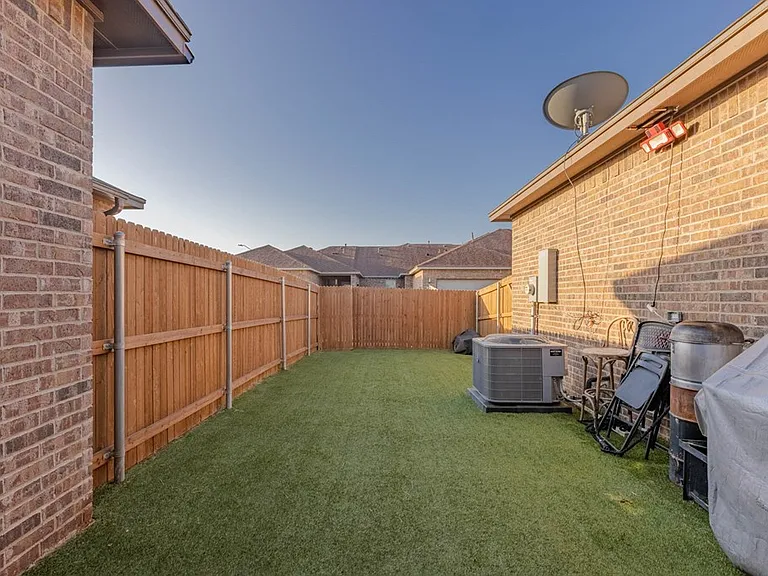 5303 Logan Ct — Photo 14