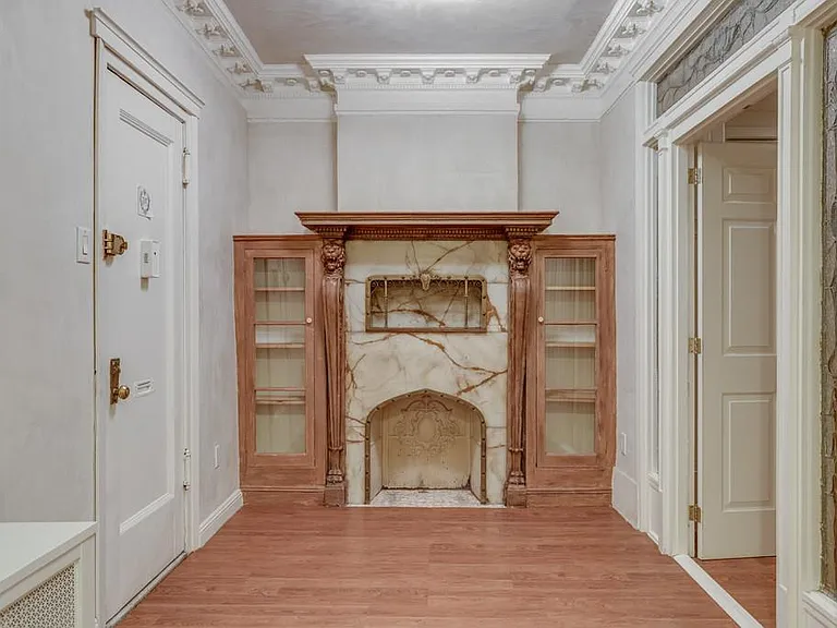 105 E 15th St #6 — Photo 1