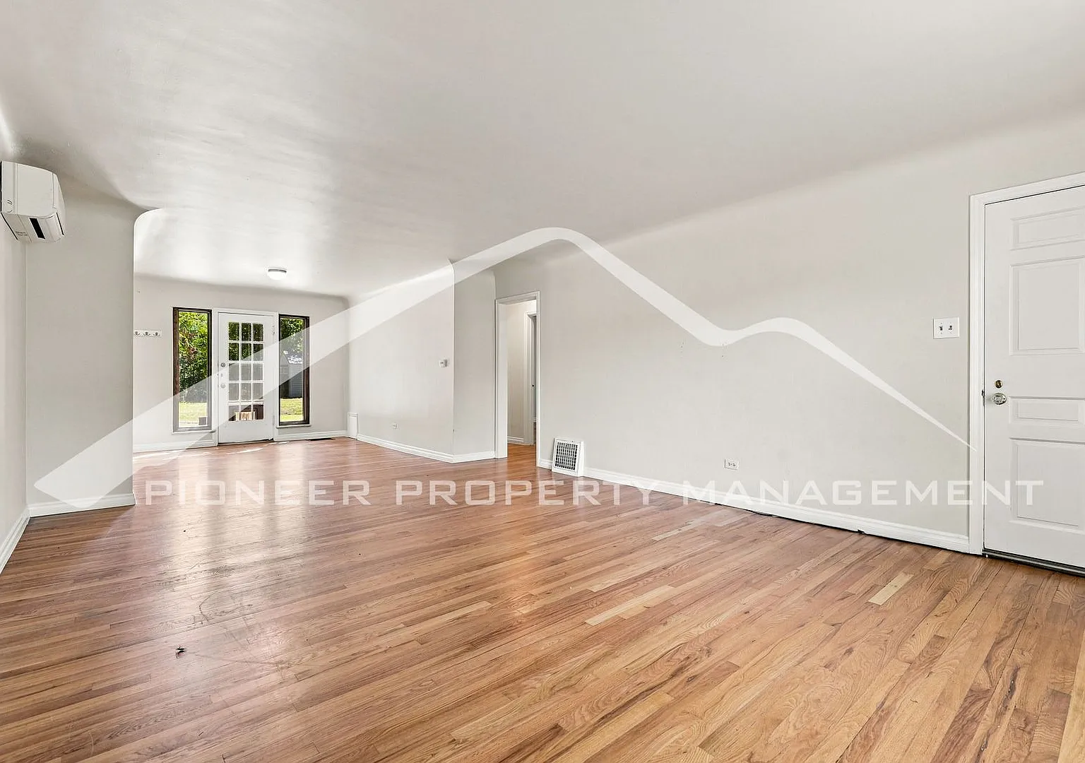 Spacious Home with Fenced Yard and Washer/Dryer — Photo 2