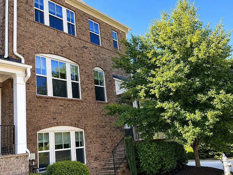521 Sunset Park Dr — Photo 1