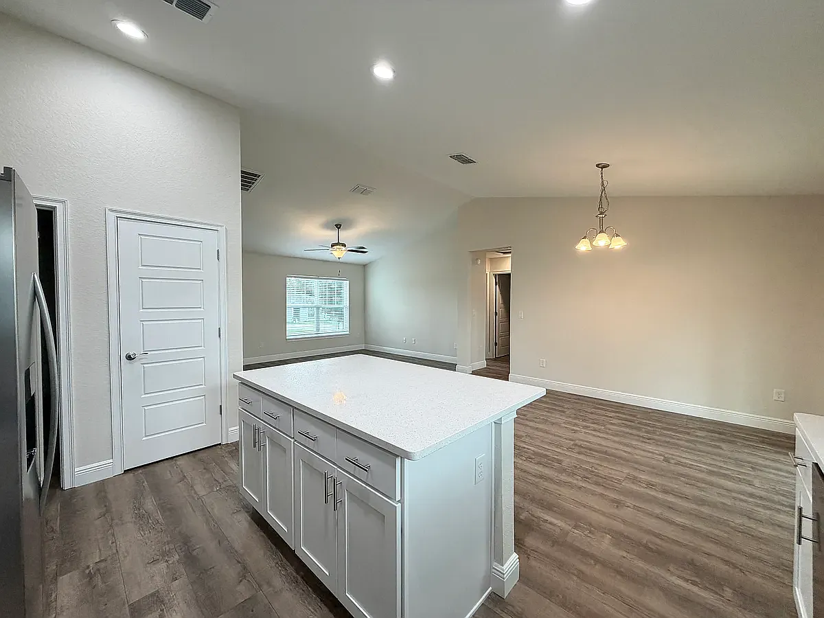 3 bed, 1277 sqft, $1,895 — Photo 2