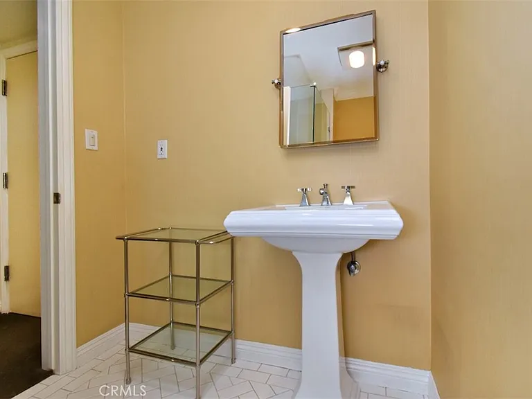 15344 Greenleaf St — Photo 26