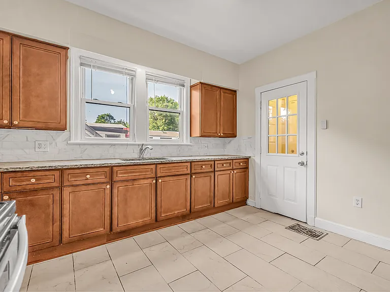 1035 Dixwell Ave — Photo 4