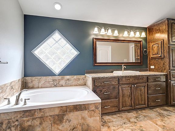 4th image of 3813 Kangaroo Ct