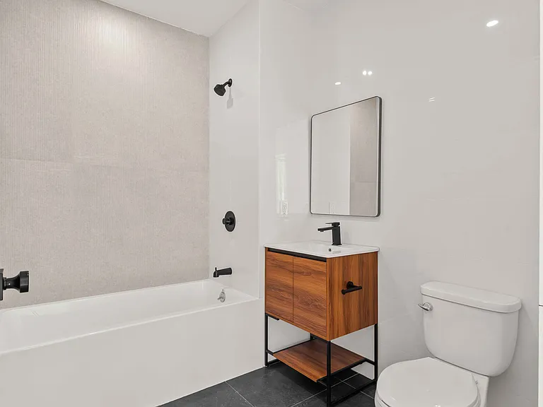379 Hawthorne St #1P — Photo 4