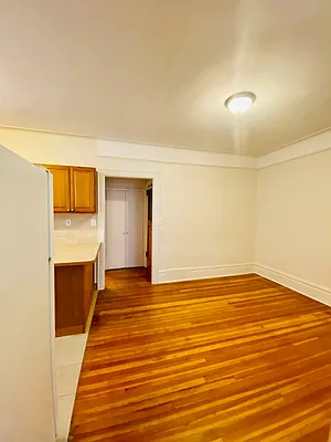 Rented by Zikos Realty Services | media 17