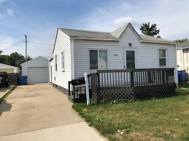 27189 Seyburn Ave — Photo 1