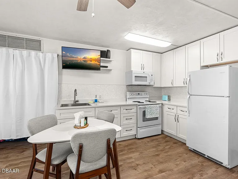 2711 N Halifax Ave — Photo 3