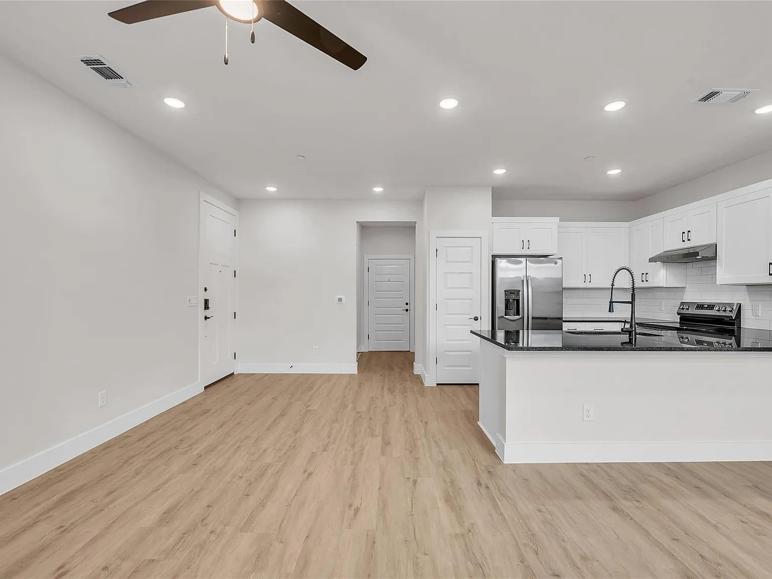 3 bed, 2.5 bath, 1639 sqft, $2,405 — Photo 4