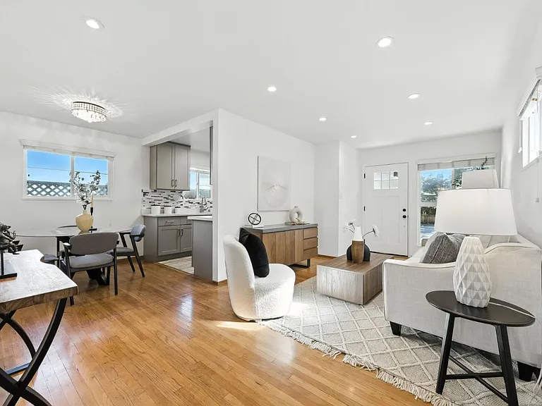 372 Beresford Ave — Photo 2