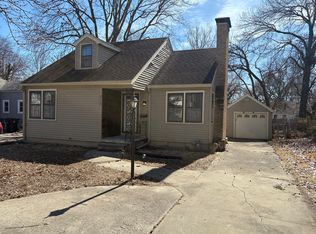 315 SW Country Club Dr, Topeka, KS 66611