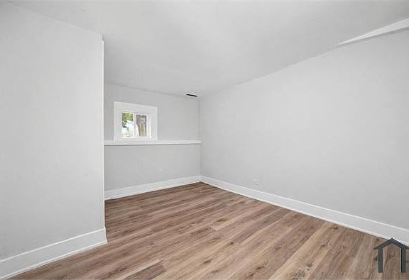 4th image of 14137 Greenwood Rd APT 1