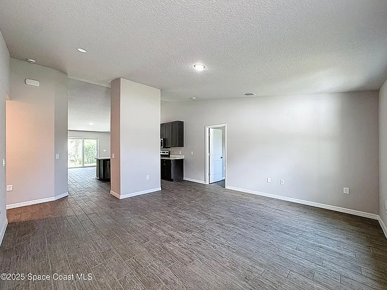 144 Roosevelt St — Photo 5