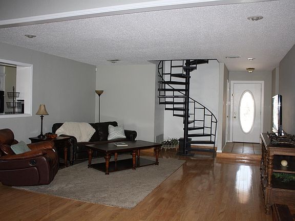 5th image of 8603 Knoxville Ave