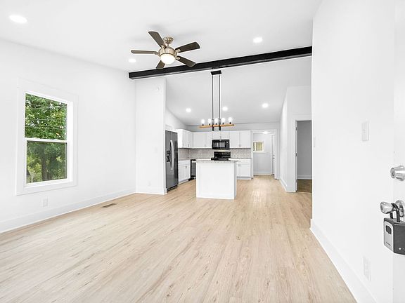 5th image of 915 Roman St