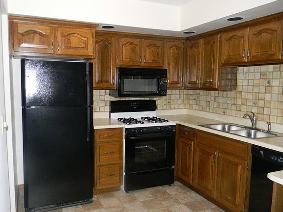 3rd image of 204 Carol Ct