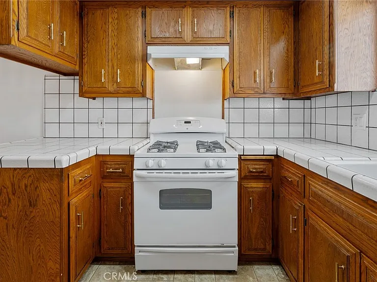 983 W 10th St — Photo 10