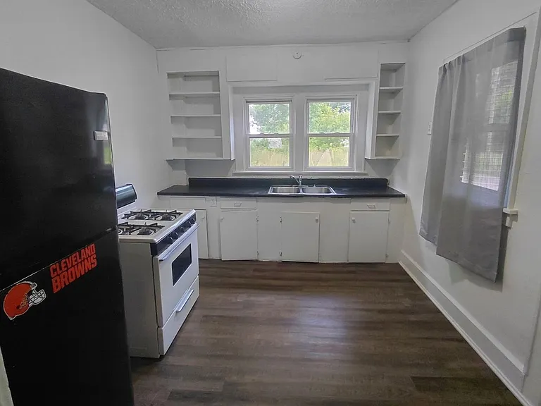 724 S Linden Ave — Photo 5