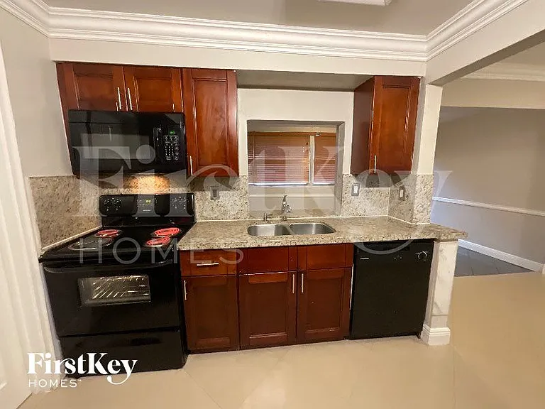 2100 NW 74th Ave — Photo 6