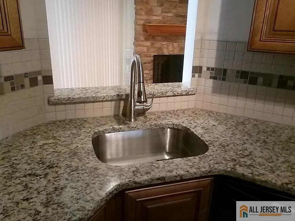 3 bed, 2.0 bath, 1275 sqft, $2,900 — Photo 2