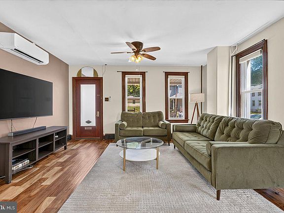 3rd image of 440 Queen St