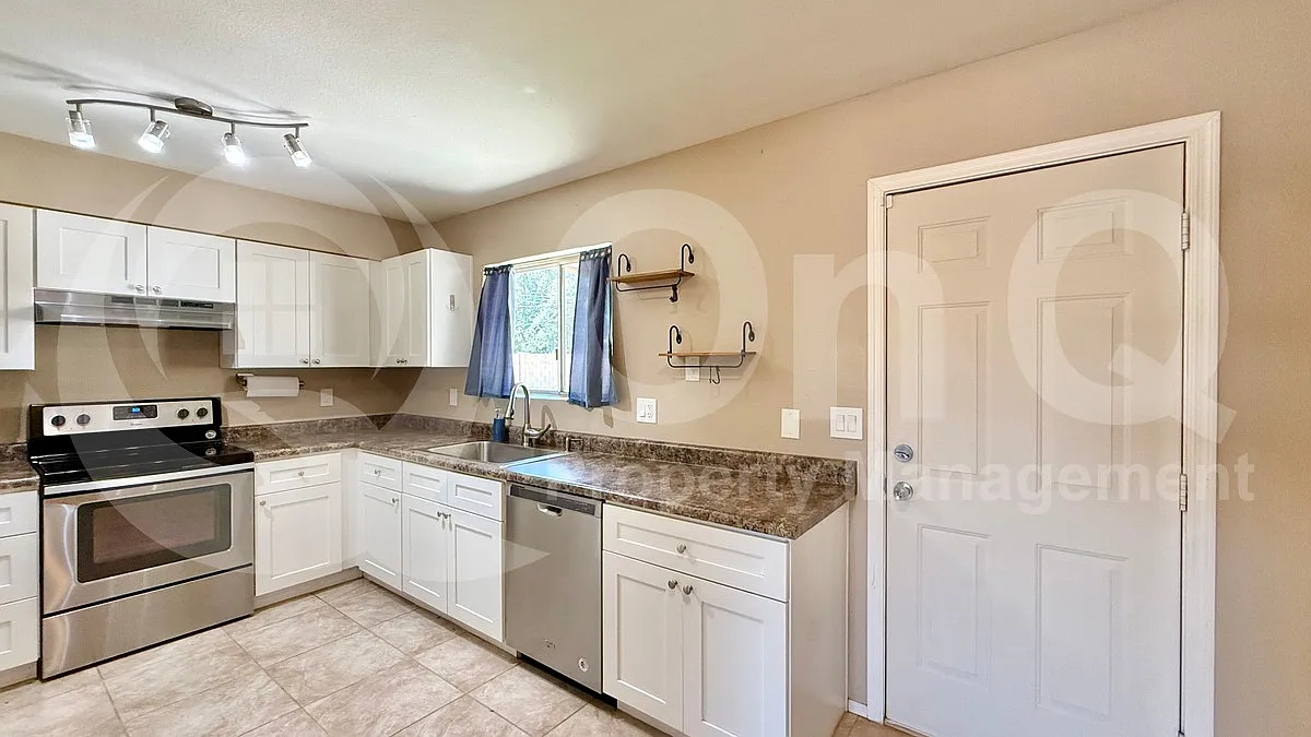 3 bed, 2.0 bath, 1140 sqft, $2,099 — Photo 4