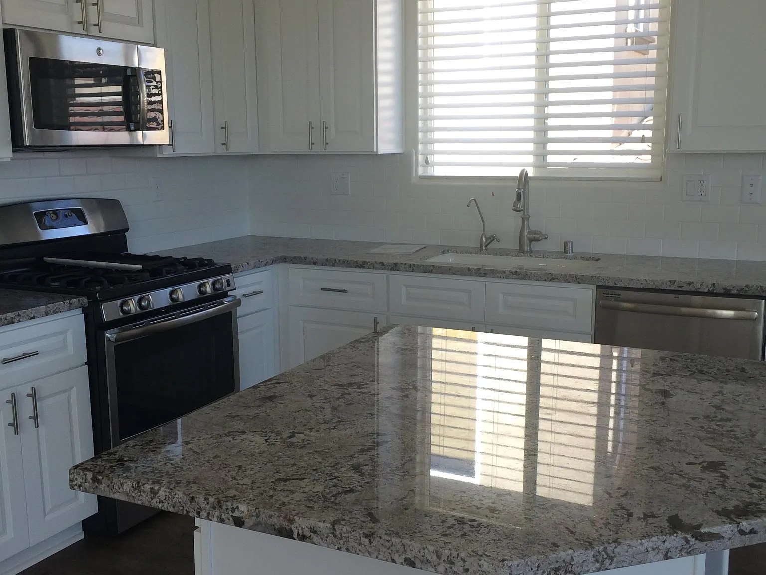 4 bed, 2.5 bath, 1641 sqft, $3,800 — Photo 3