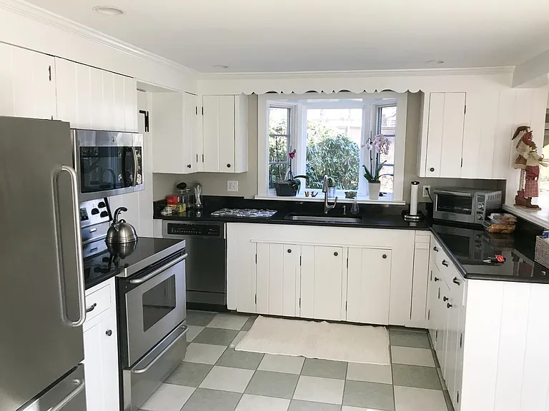 198 Wolfpit Ave — Photo 7