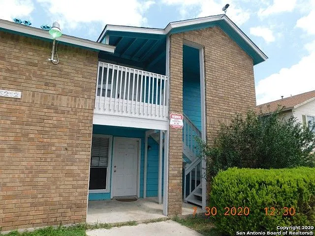 2 bed, 1.0 bath, 890 sqft, $975 — Photo 1