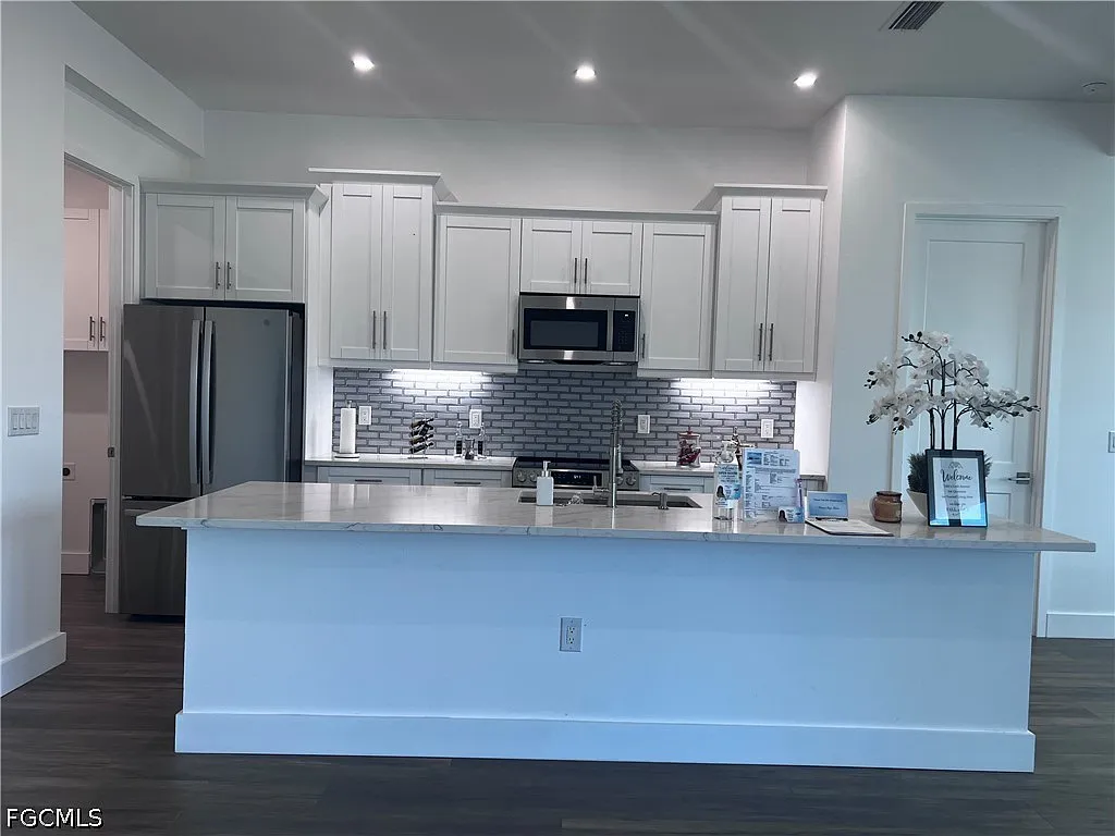 4 bed, 2.0 bath, 1747 sqft, $2,300 — Photo 1