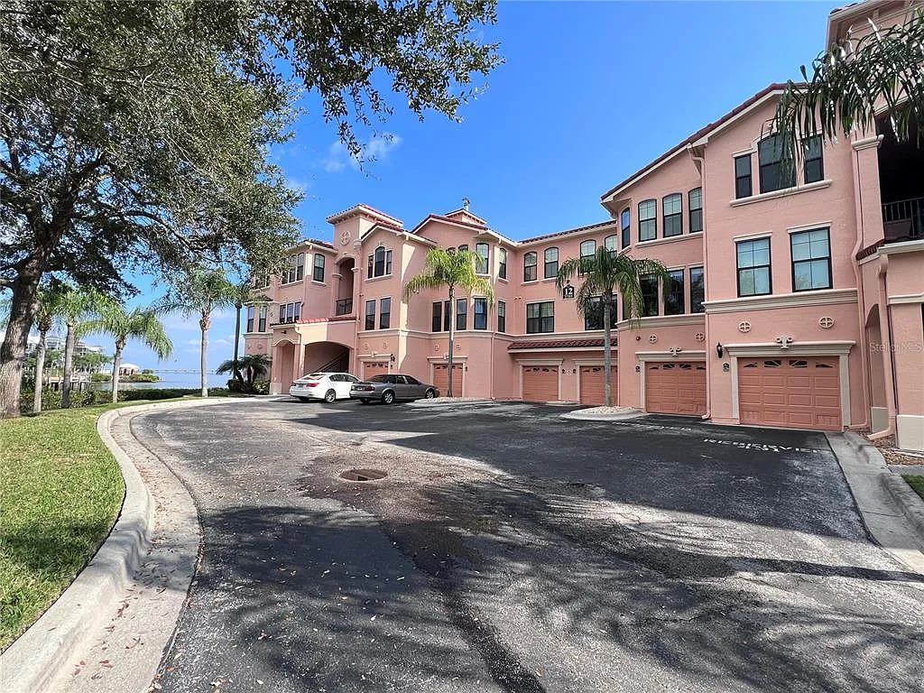 2 bed, 1.0 bath, 980 sqft, $2,798 — Photo 3