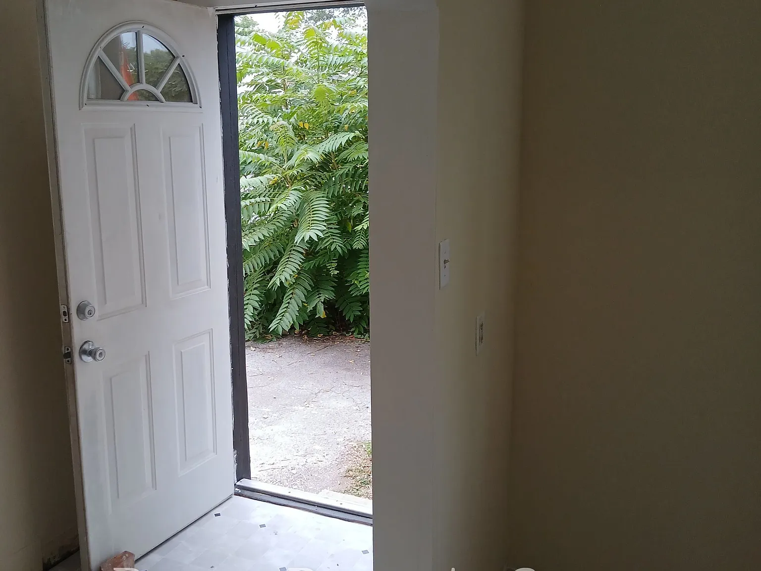 3 bed, 1280 sqft, $925 — Photo 2