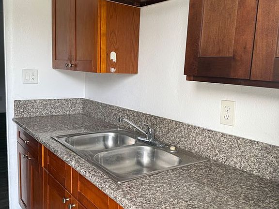 5th image of 910 S Marengo Ave APT 1