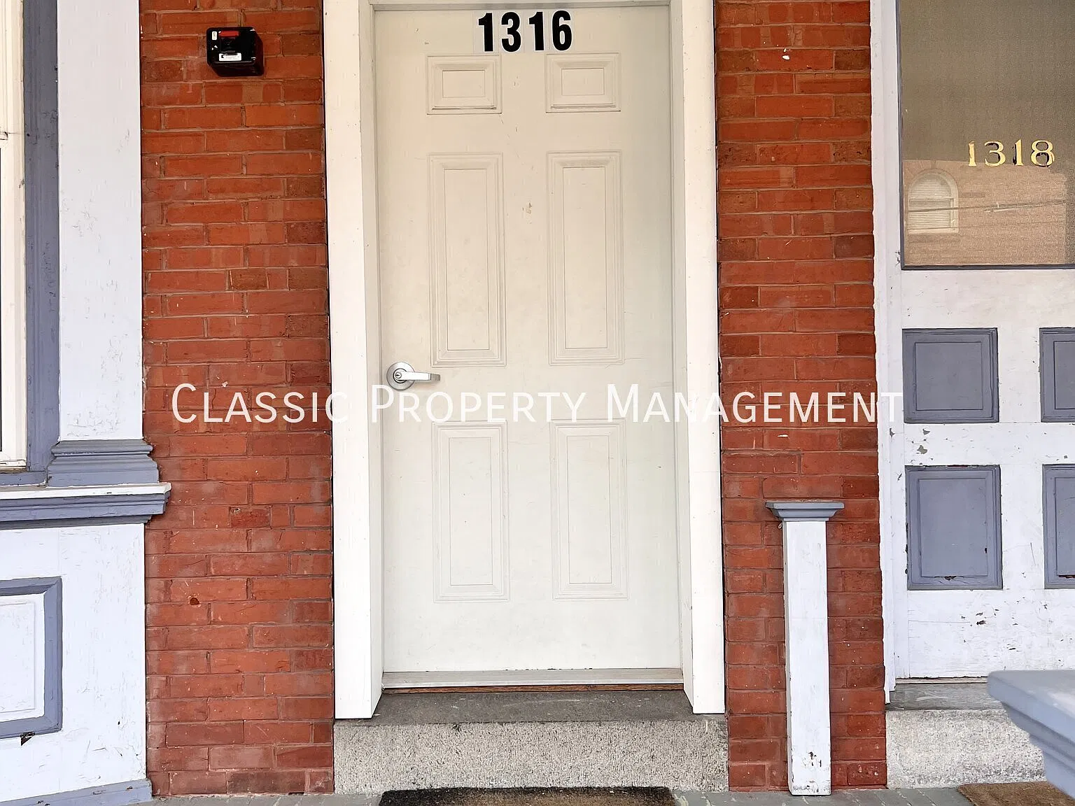 2 bed, 1 bath, top floor apartment in Trolley Square with washer & dryer and off-street parking! — Photo 3